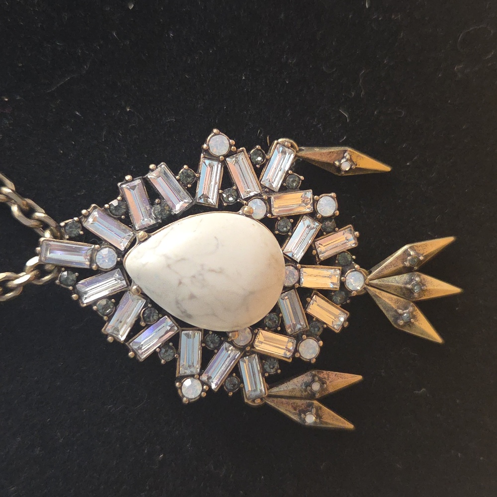 Elegant Gold and White Pendant Necklace and Earring Set - Picture 3 of 6